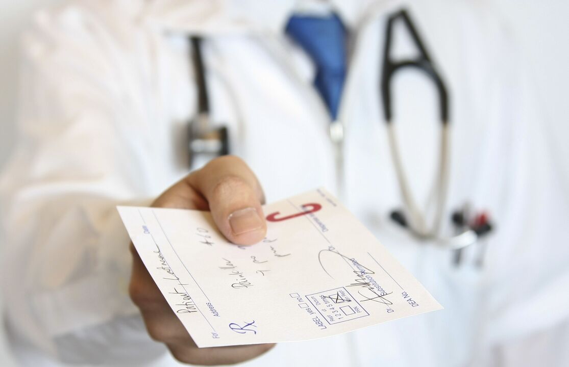 Le médecin prescrit une prescription pour le traitement des problèmes de puissance sexuelle après 50 ans